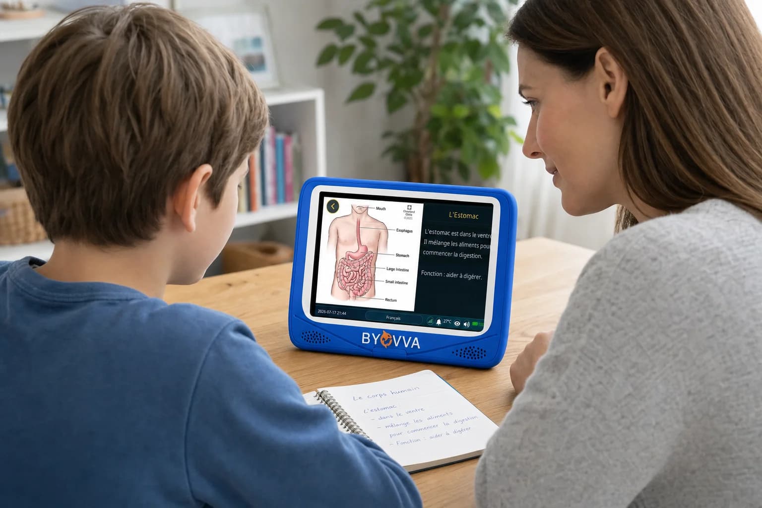 Un enfant et son parent étudient le corps humain sur une tablette BYOVVA.